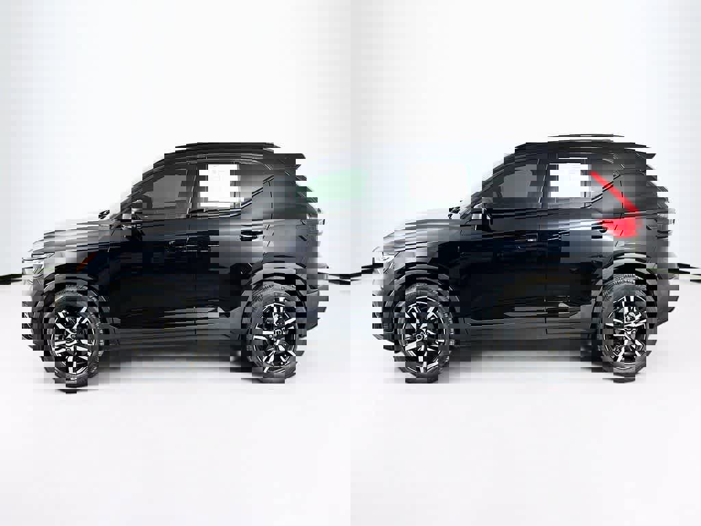 Used 2023 Volvo XC40 B5 Plus image 3