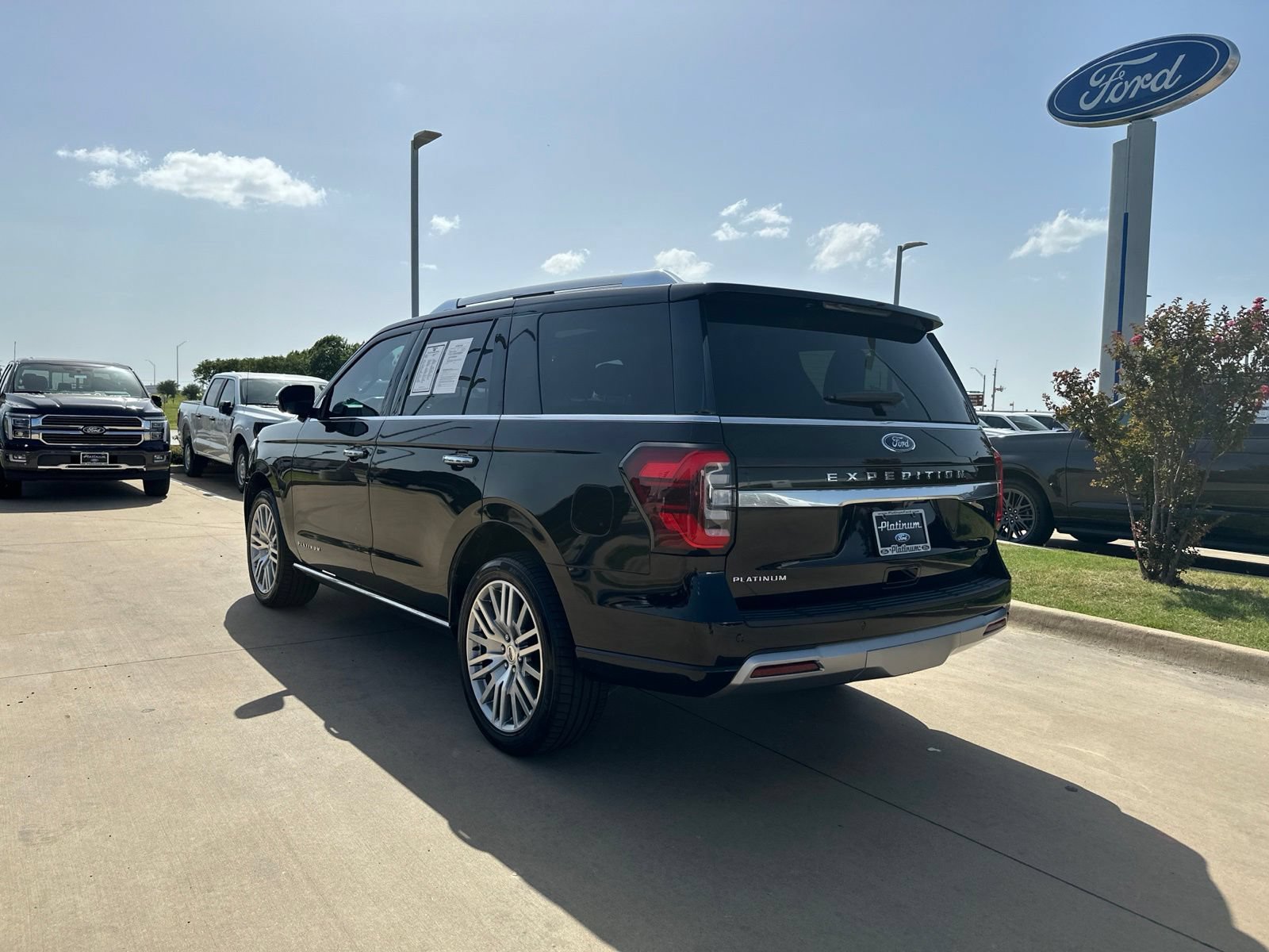 Certified 2023 Ford Expedition Platinum RWD image 3