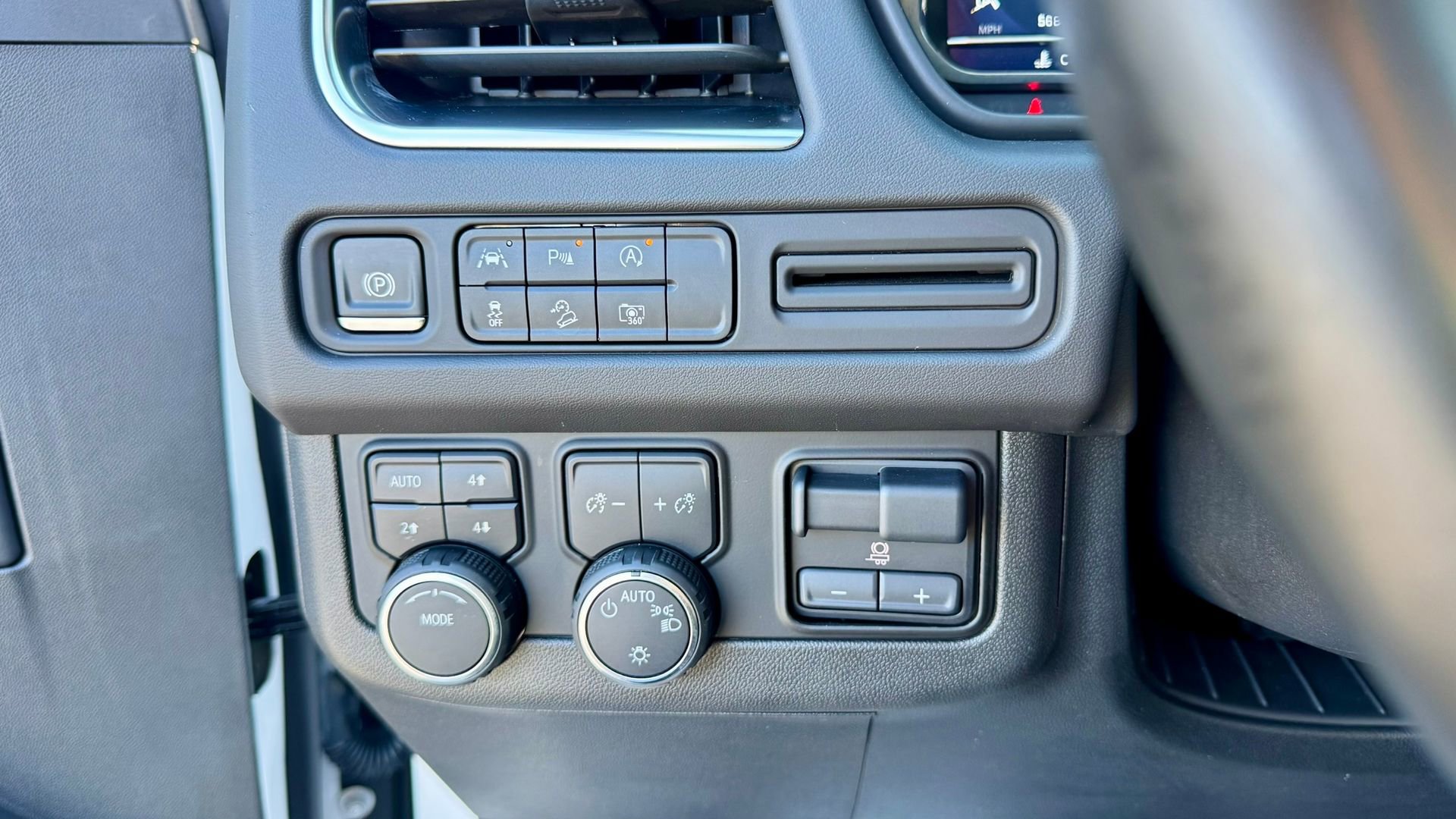 Used 2024 Chevrolet Tahoe Z71 w/ Luxury Package image 33