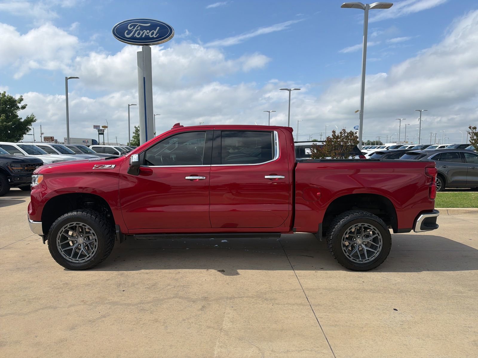 Used 2024 Chevrolet Silverado 1500 LTZ AWD/4WD image 2