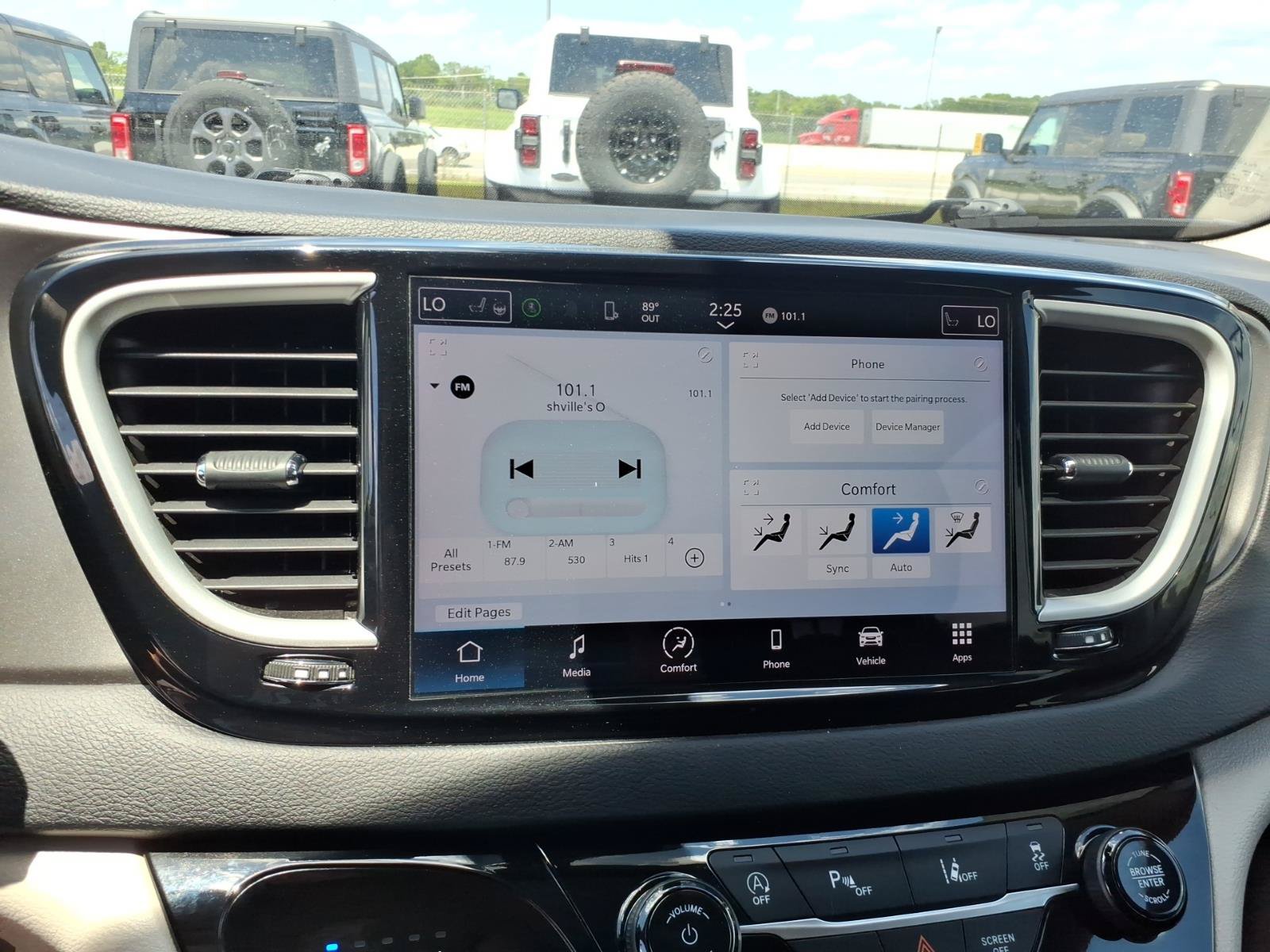 Used 2023 Chrysler Pacifica Touring-L FWD image 19