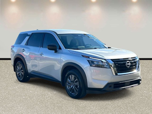 Used 2025 Nissan Pathfinder S FWD image 3