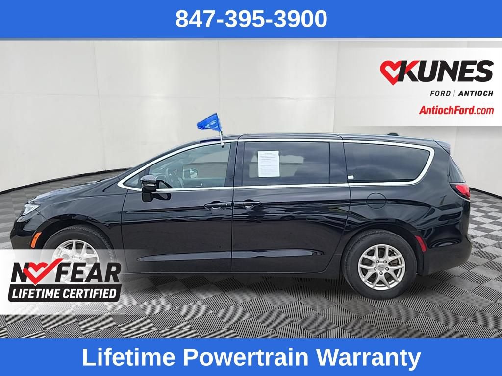 Used 2025 Chrysler Pacifica Select FWD image 5