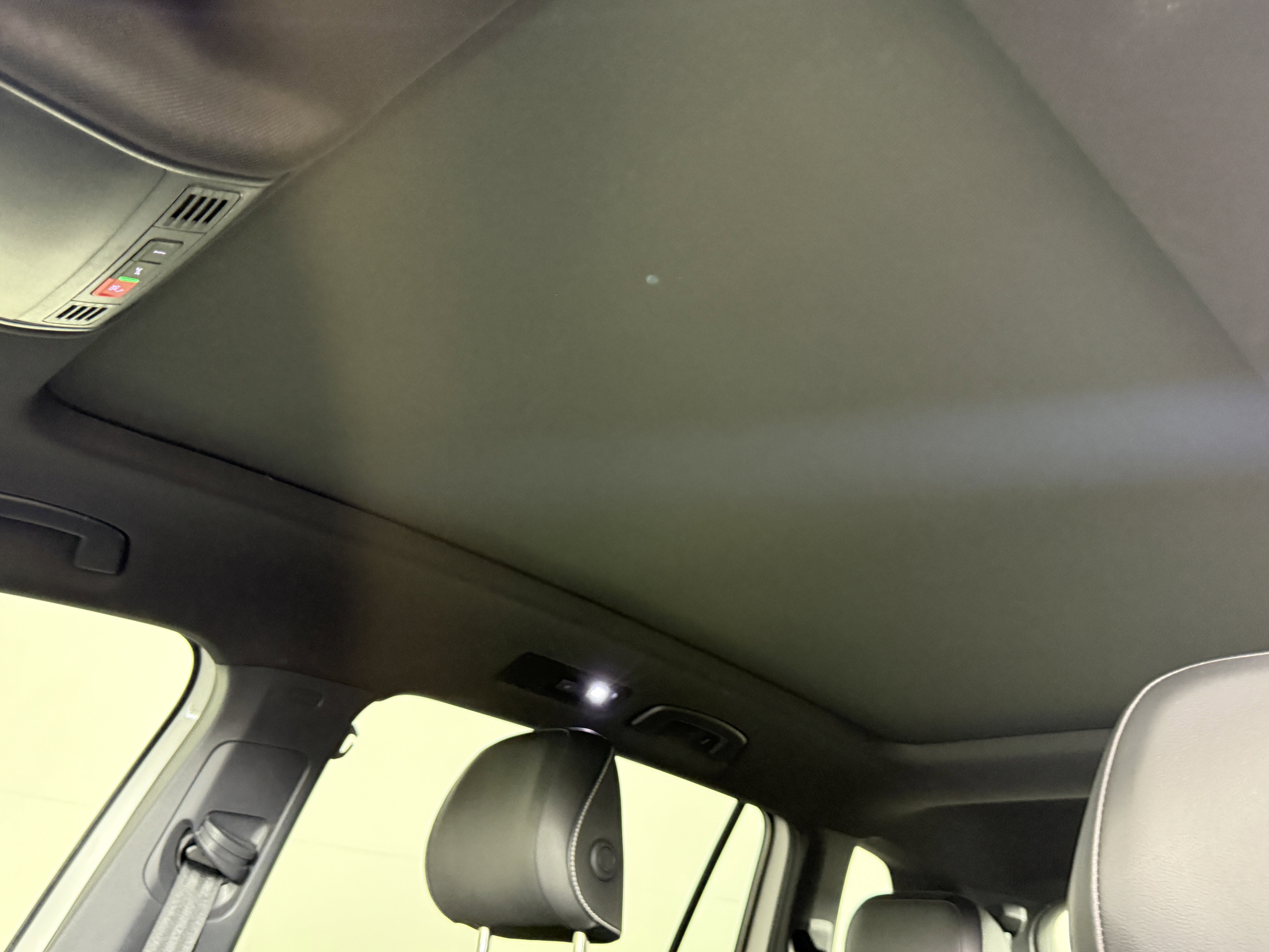 Used 2024 Volkswagen Tiguan SE R-Line image 17