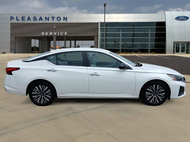 Used 2025 Nissan Altima 2.5 SV FWD image 6