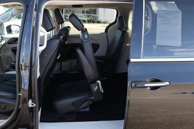 Used 2018 Chrysler Pacifica Touring-L Plus w/ Tire & Wheel Group image 26