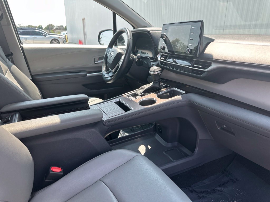 Used 2021 Toyota Sienna XLE w/ XLE Plus Package FWD image 30