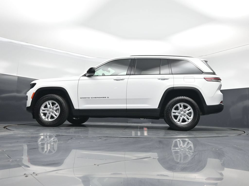 Used 2025 Jeep Grand Cherokee Laredo w/ Luxury Tech Group I AWD/4WD image 7
