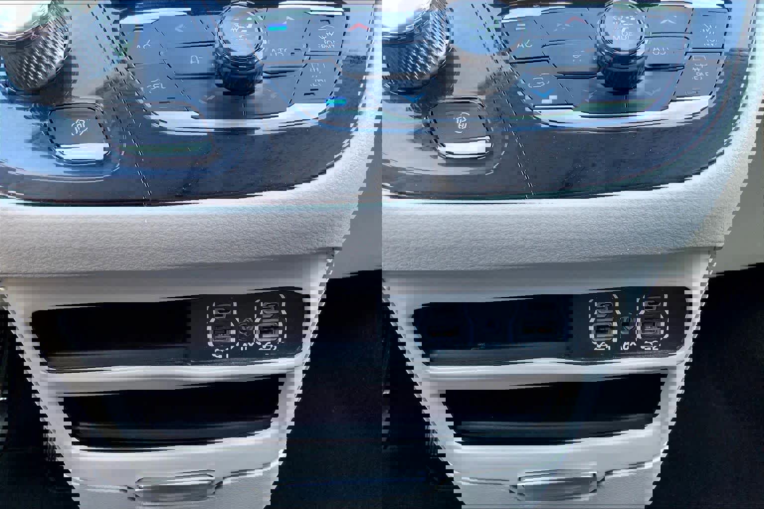 Used 2024 Chrysler Pacifica Touring-L image 35