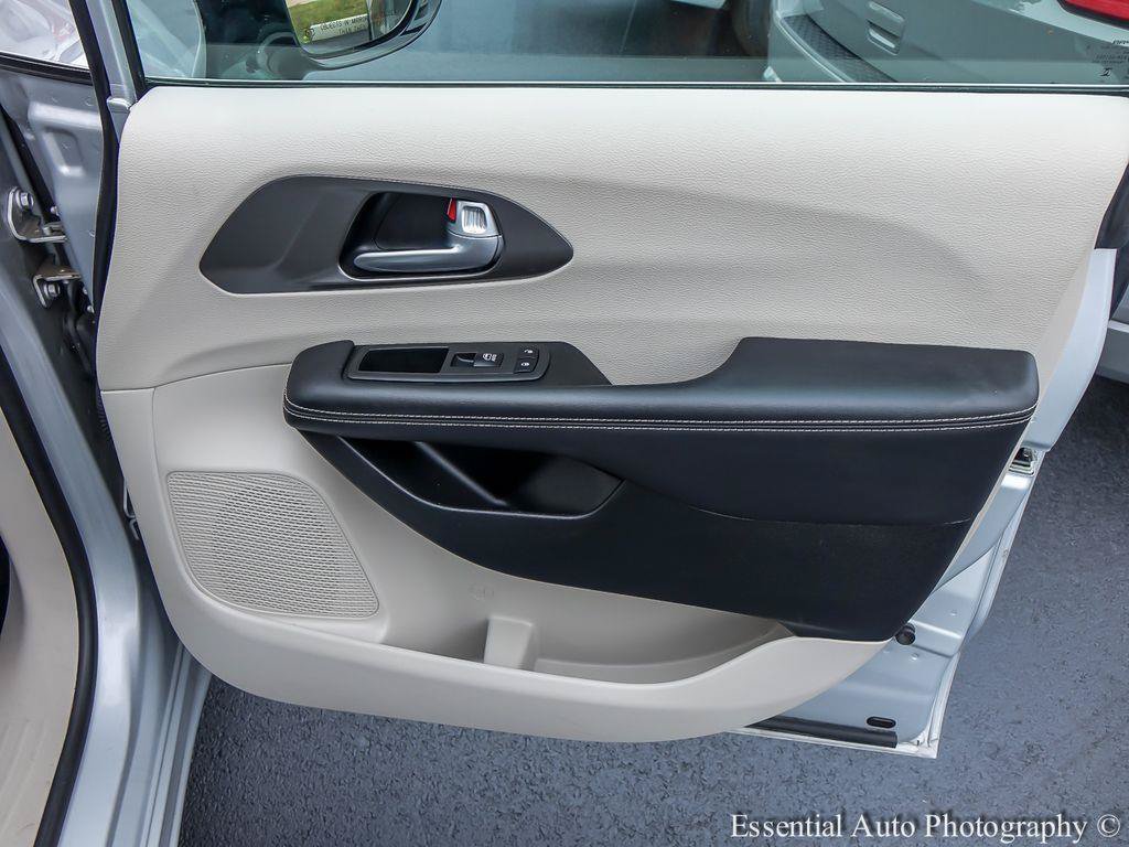 Used 2024 Chrysler Pacifica Touring-L FWD image 22