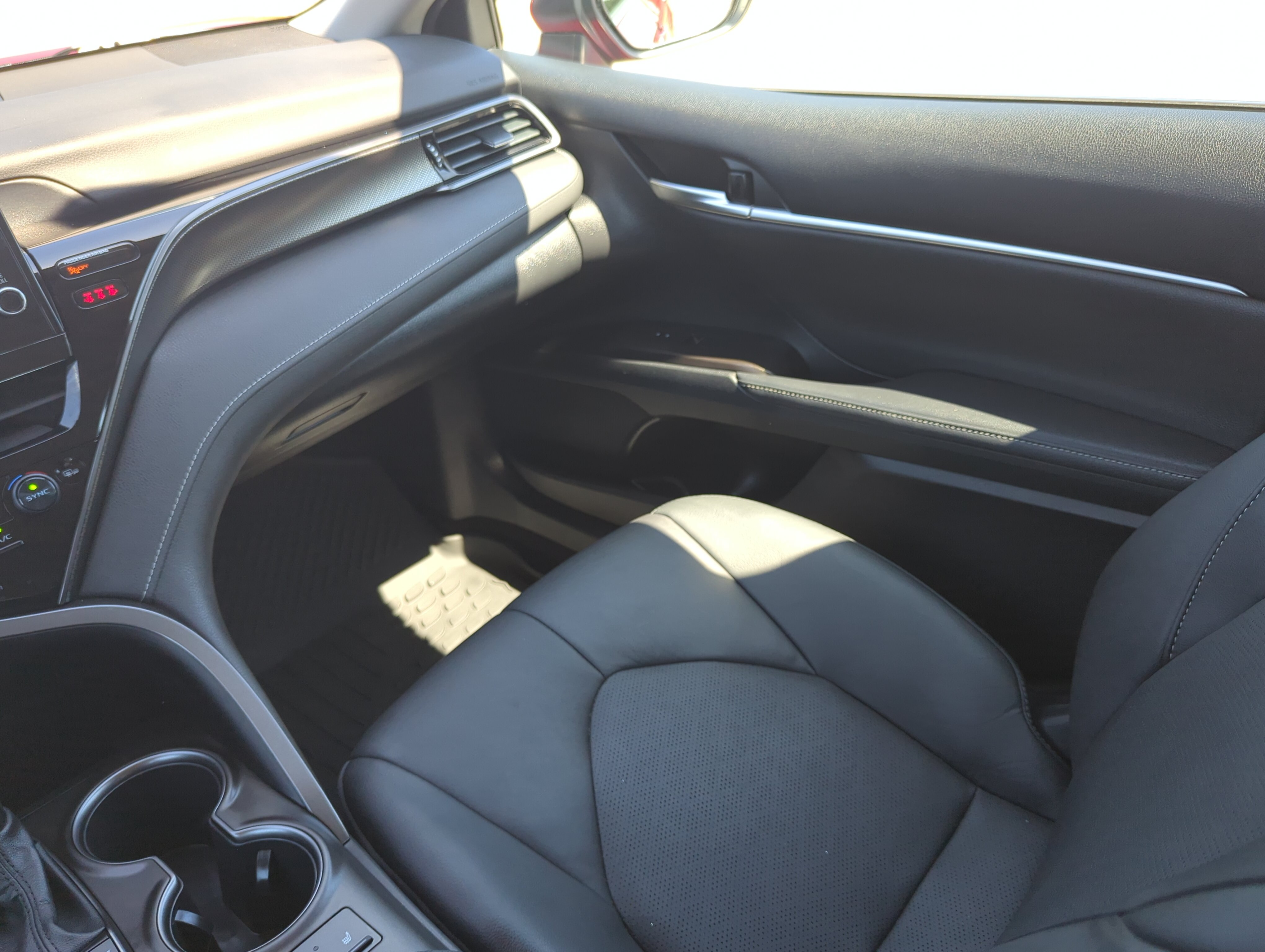 Used 2022 Toyota Camry XSE FWD image 14