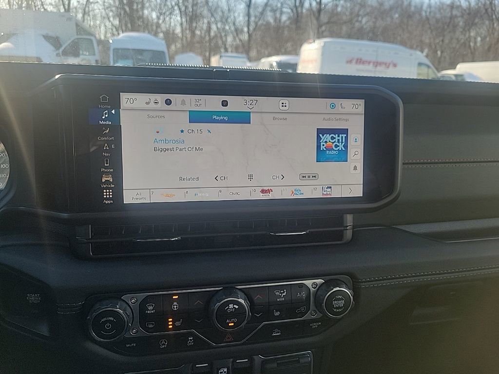 Used 2024 Jeep Gladiator Mojave w/ Technology Group image 12