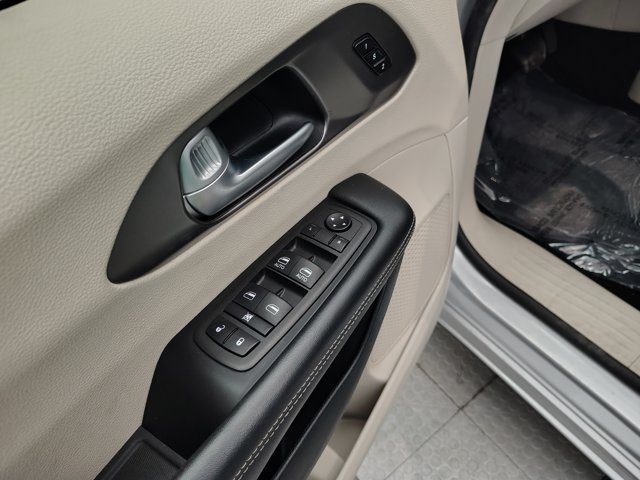 Used 2024 Chrysler Pacifica Touring-L FWD image 19