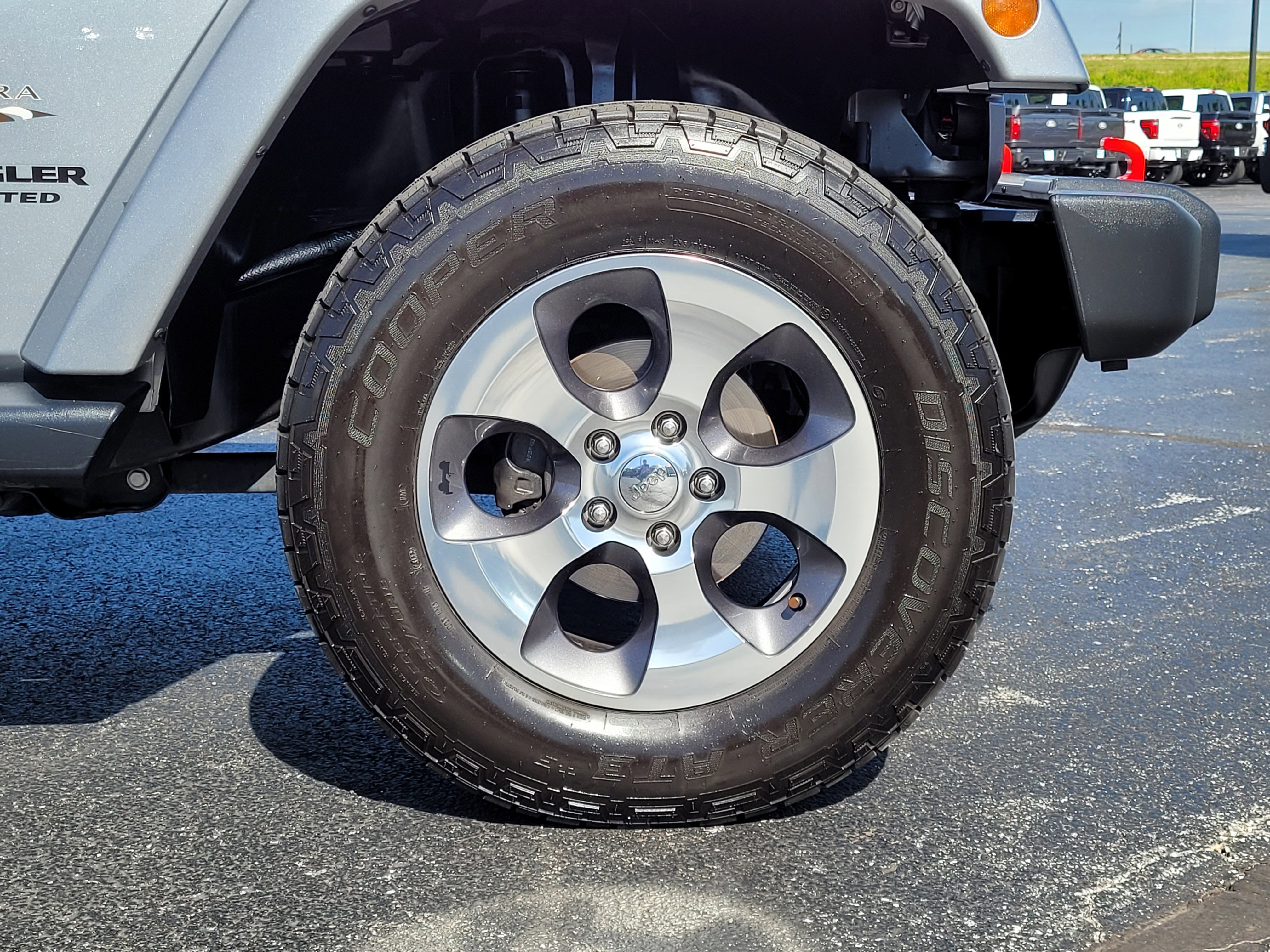 Used 2017 Jeep Wrangler Unlimited Sahara AWD/4WD image 11