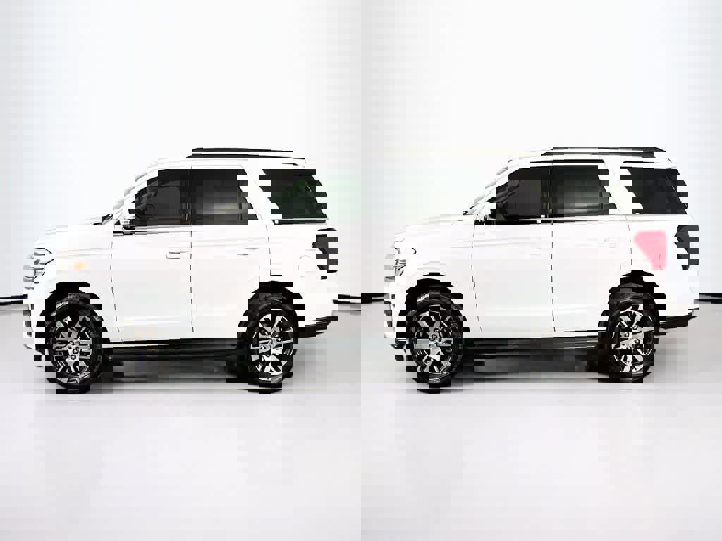 Certified 2024 Ford Expedition XLT image 3