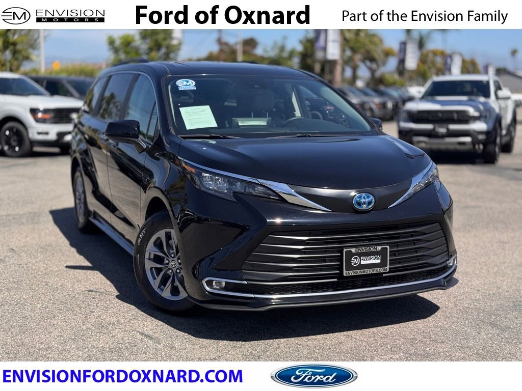 Used 2024 Toyota Sienna XLE image 1