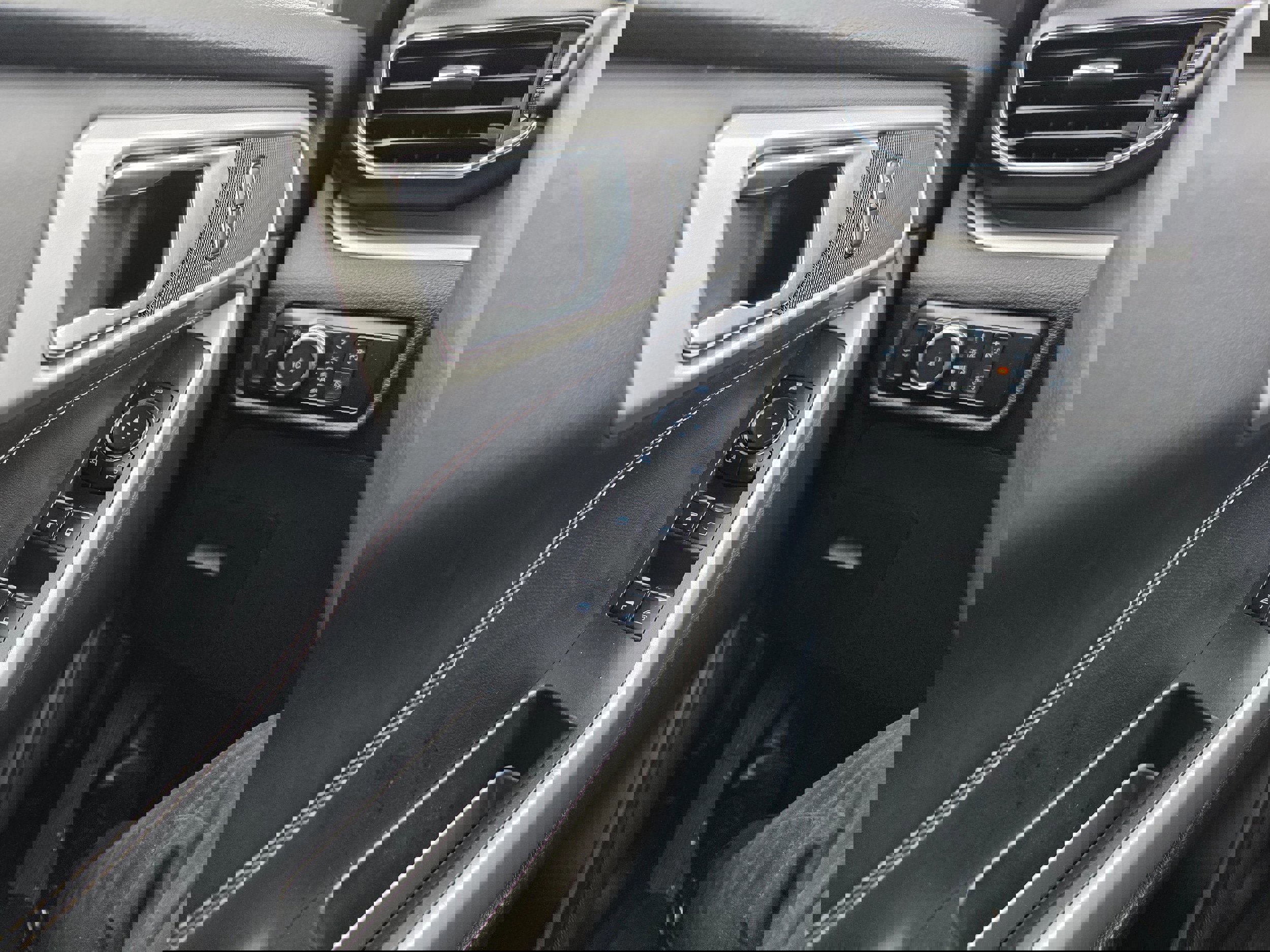 Certified 2022 Ford Explorer XLT w/ Equipment Group 202A image 19