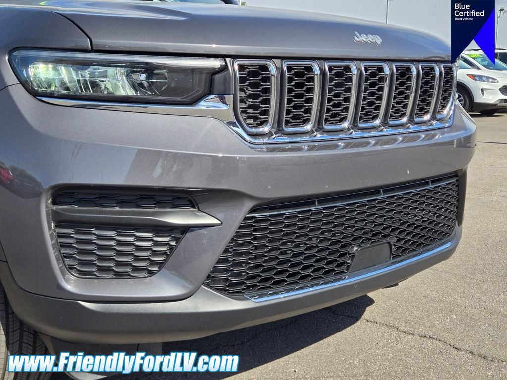 Used 2025 Jeep Grand Cherokee Laredo X AWD/4WD image 2