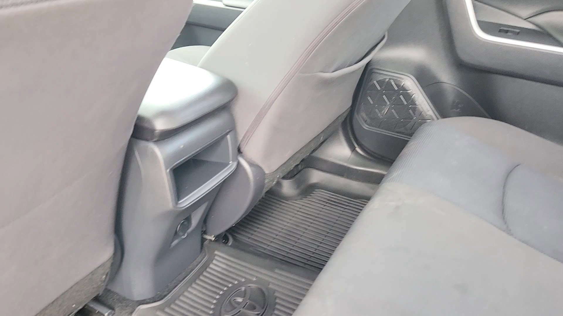 Used 2019 Toyota RAV4 LE image 15