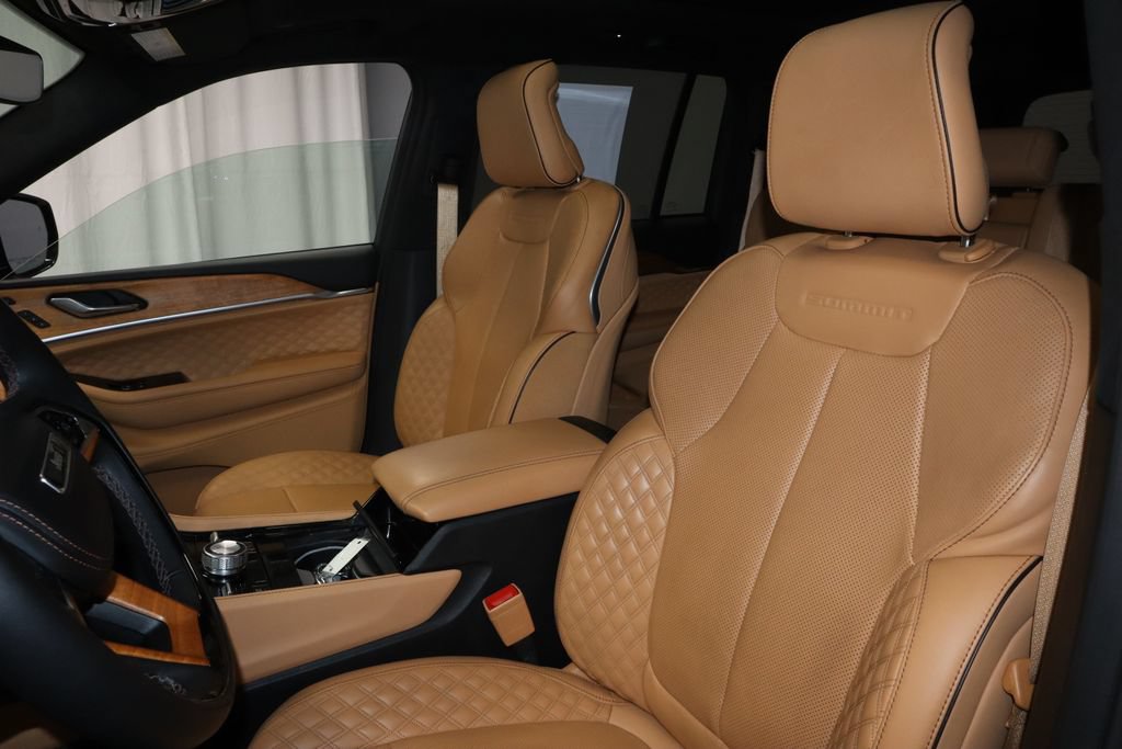 Used 2025 Jeep Grand Cherokee Summit AWD/4WD image 27