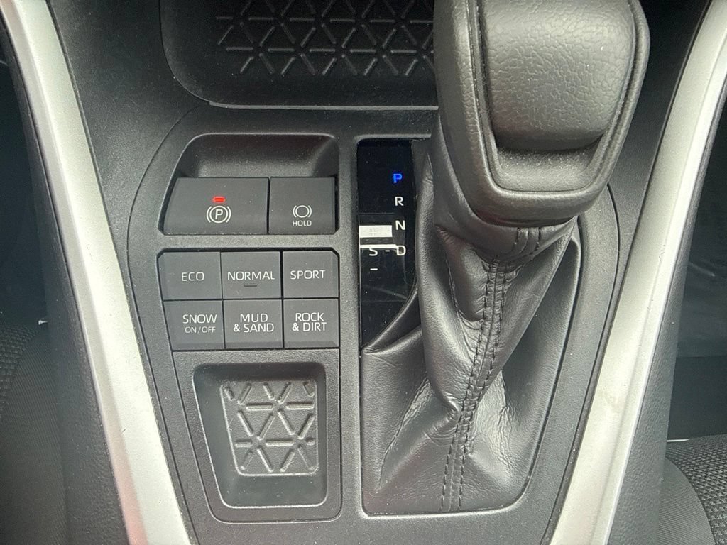 Used 2019 Toyota RAV4 LE w/ All Weather Liner Package AWD/4WD image 26