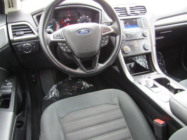 Certified 2018 Ford Fusion SE image 2