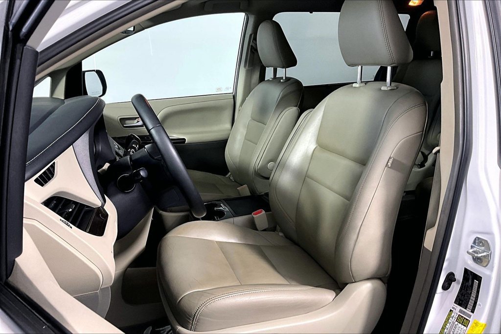 Used 2019 Toyota Sienna XLE w/ XLE Navigation Package FWD image 25