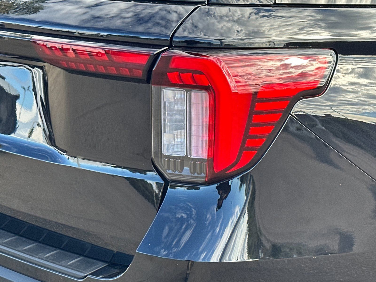 Certified 2025 Ford Explorer Active RWD image 27