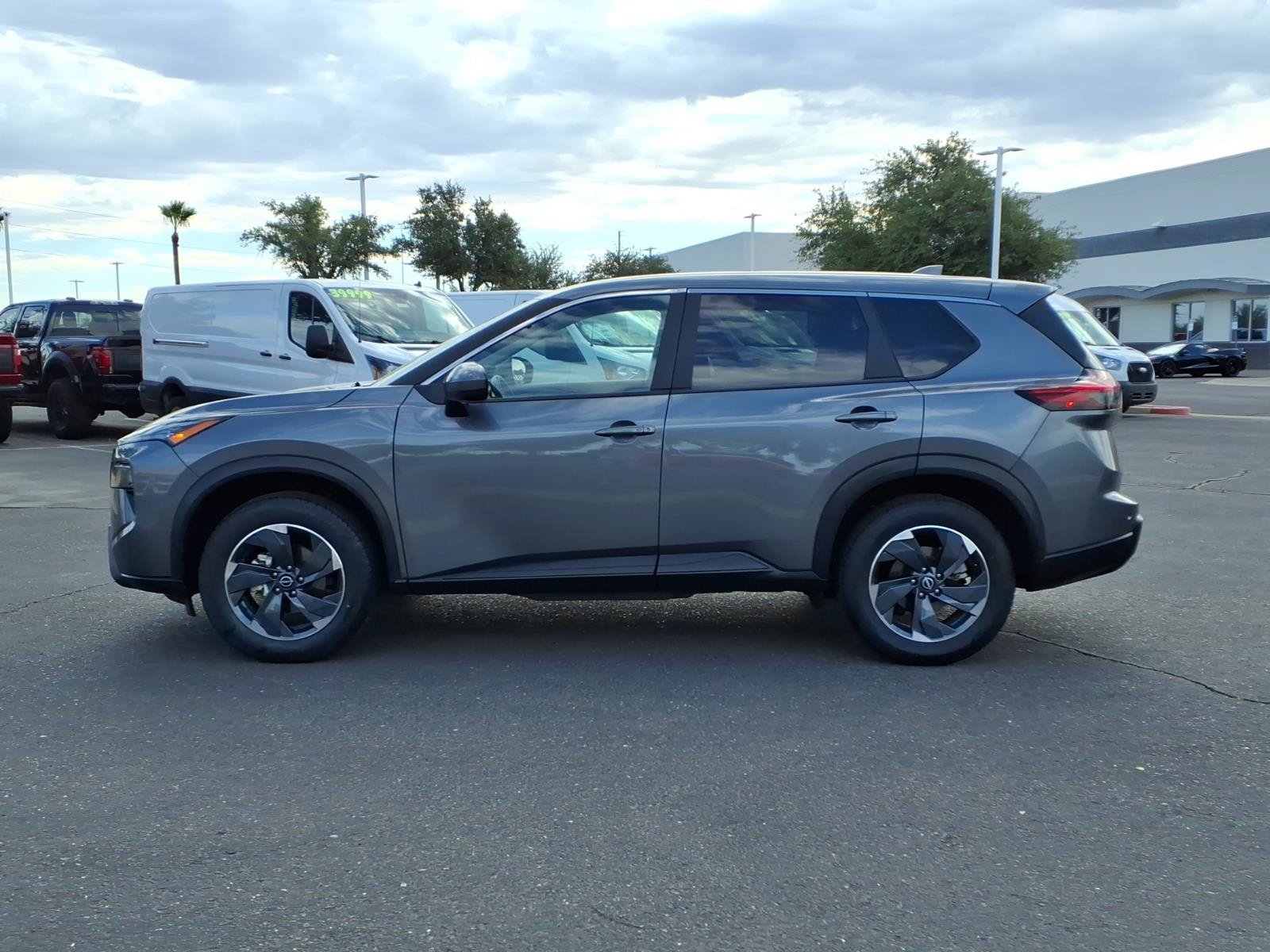 Used 2025 Nissan Rogue SV FWD image 3
