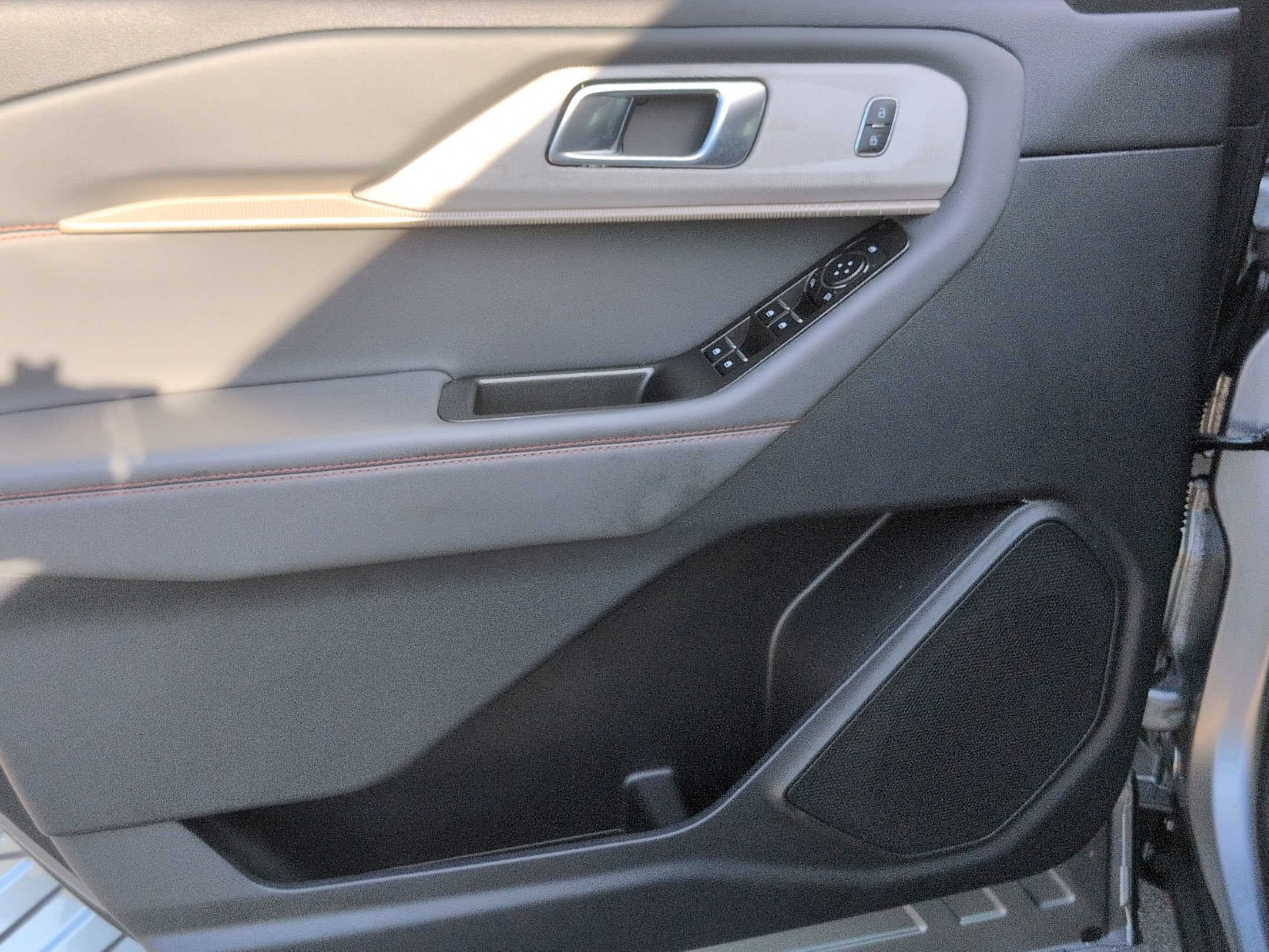 Certified 2025 Ford Explorer Active w/ Active Comfort Package RWD image 13