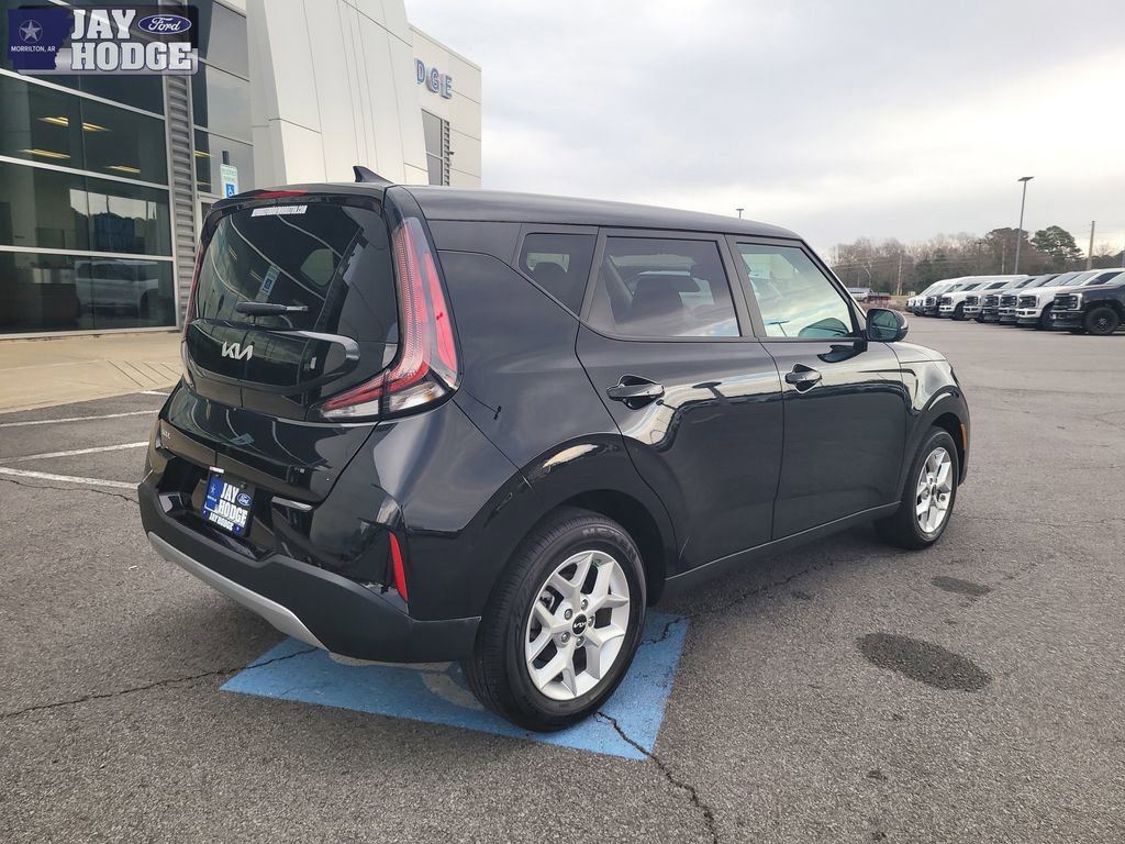 Used 2025 Kia Soul LX w/ LX Technology Package image 3