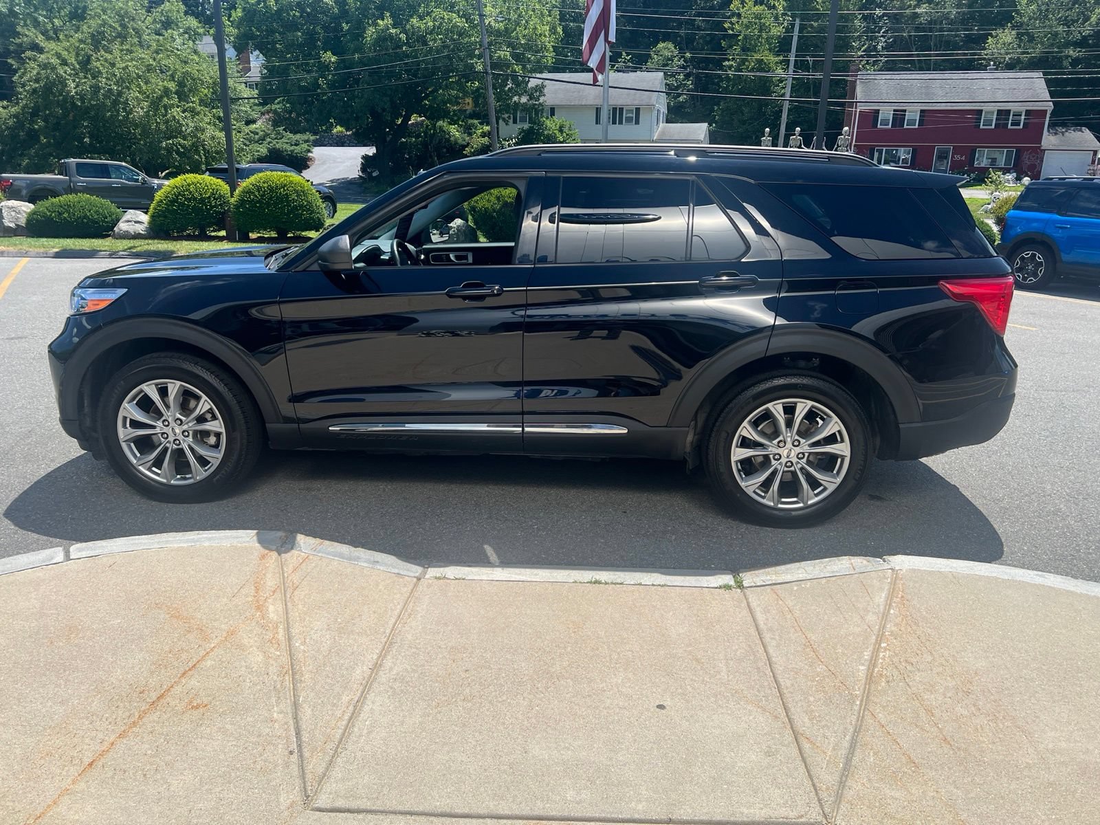 Certified 2023 Ford Explorer XLT w/ Equipment Group 202A AWD/4WD image 4