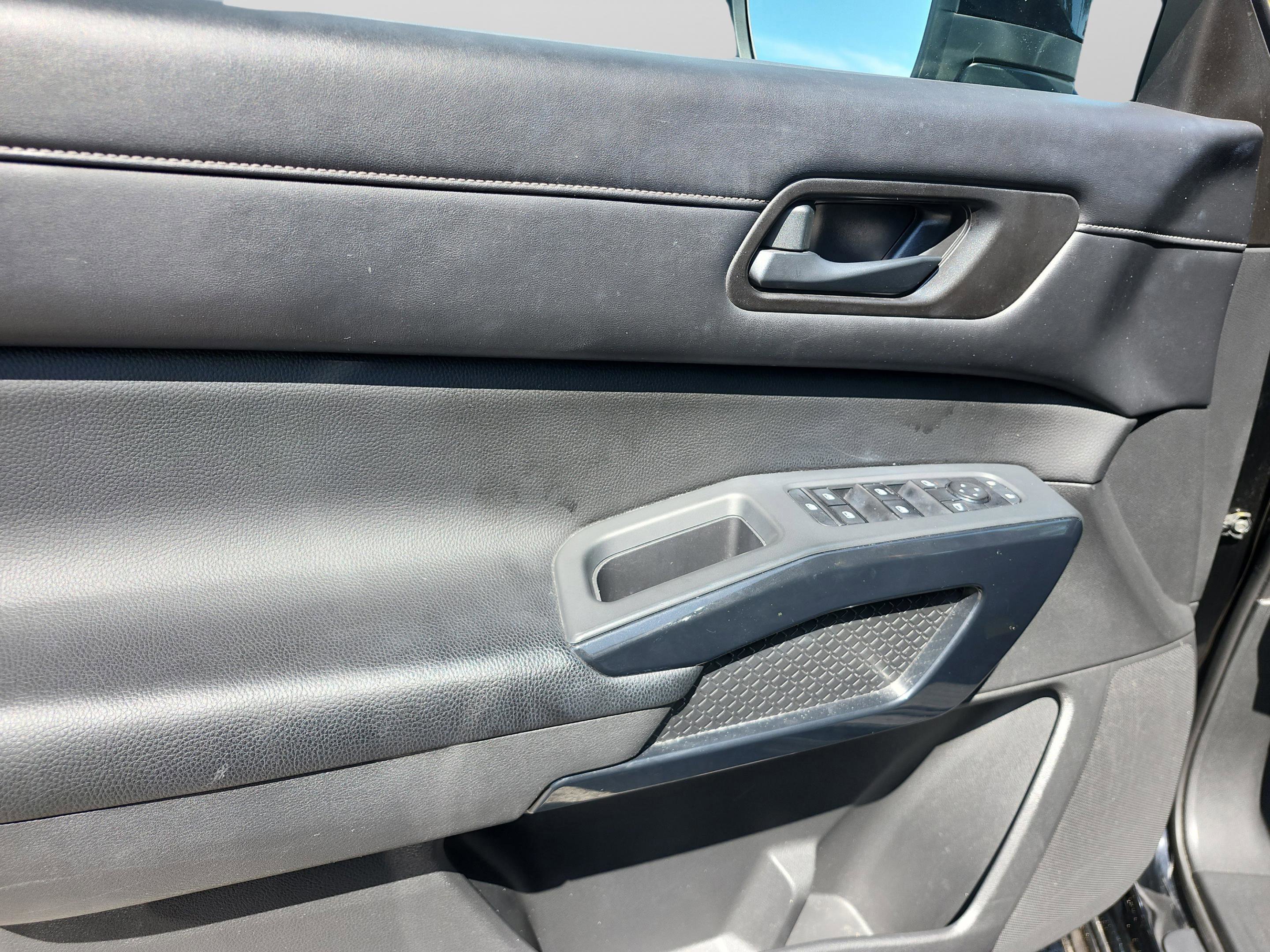 Used 2023 Nissan Pathfinder SV image 17