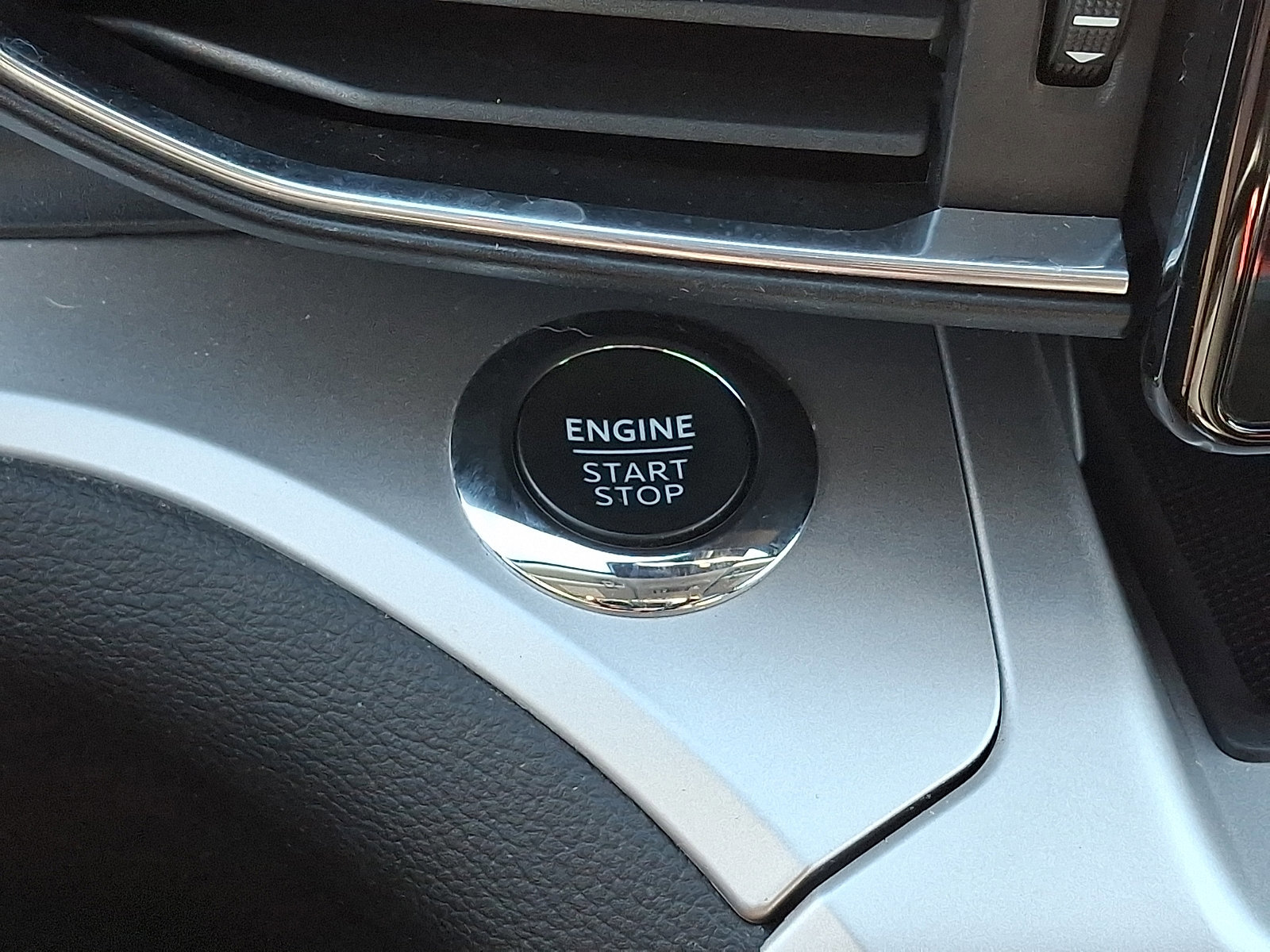 Certified 2022 Ford Explorer XLT w/ Equipment Group 202A image 30