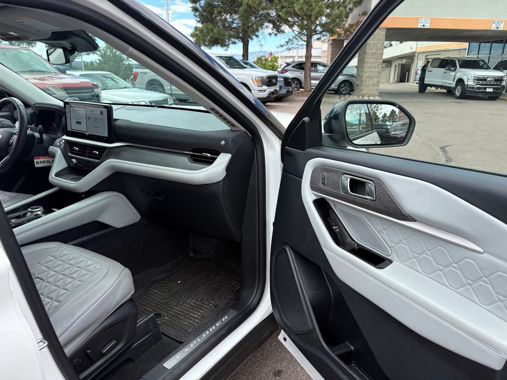 Certified 2025 Ford Explorer Platinum w/ Ultimate Package AWD/4WD image 31