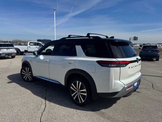 Used 2024 Nissan Pathfinder Platinum image 3