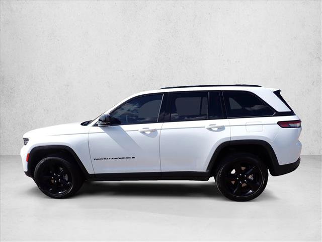Used 2023 Jeep Grand Cherokee Altitude AWD/4WD image 2