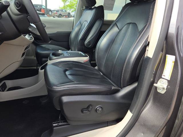 Used 2023 Chrysler Pacifica Touring-L FWD image 23