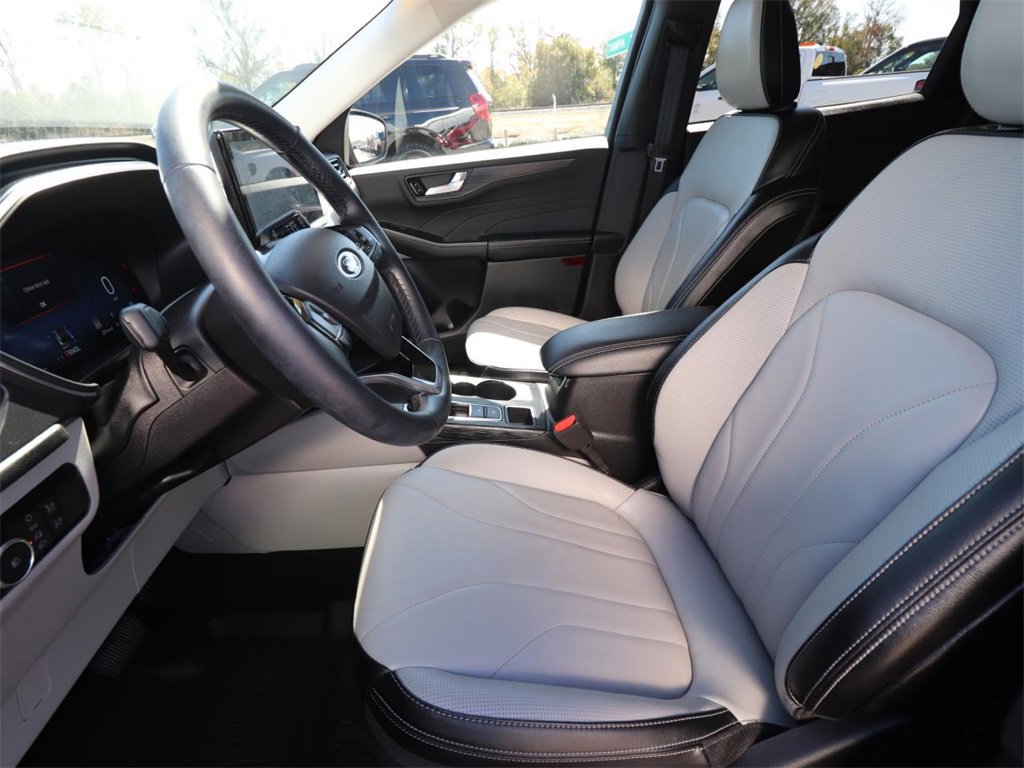 Certified 2025 Ford Escape Platinum w/ Premium Technology Package image 8