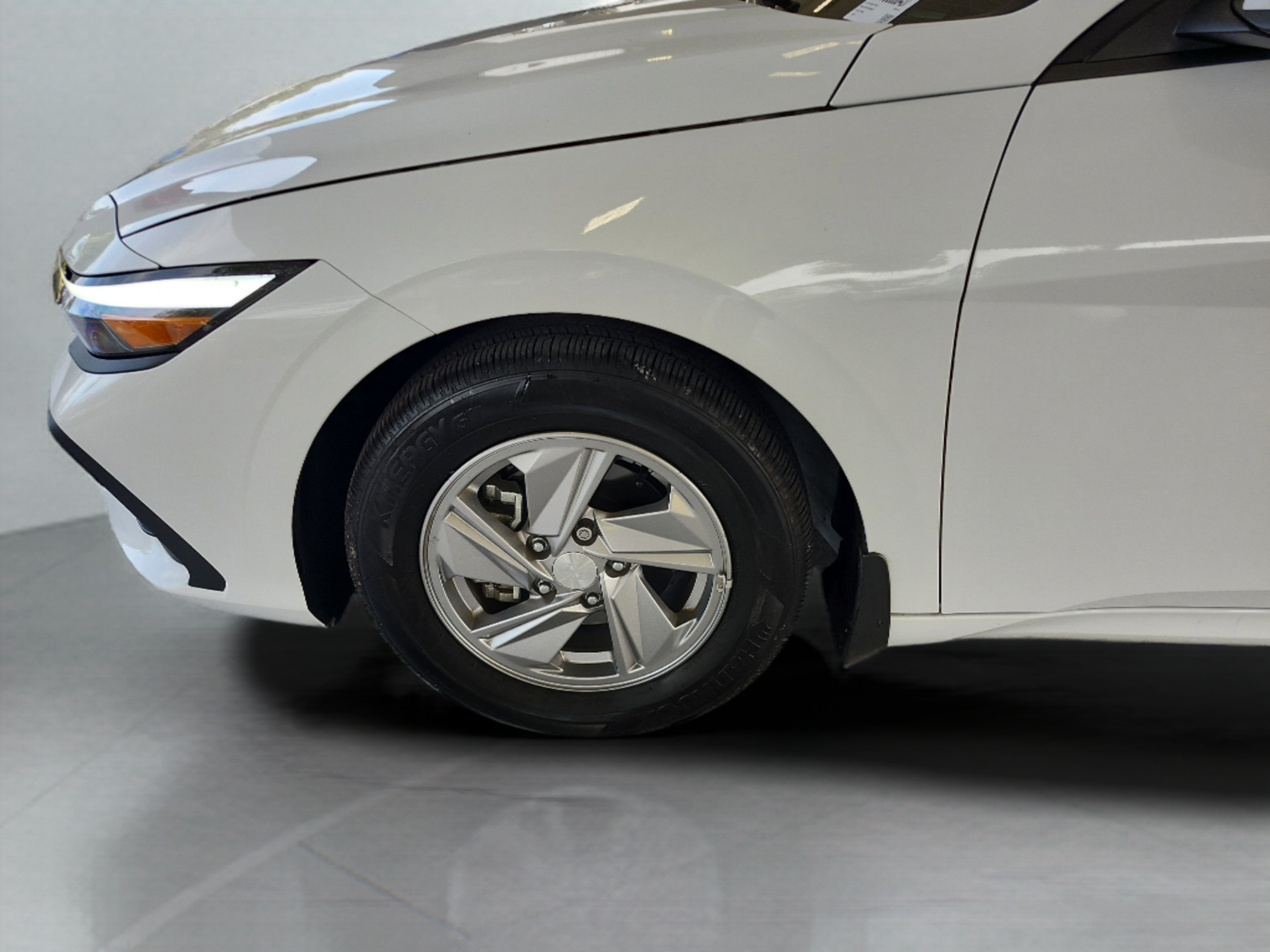 Used 2025 Hyundai Elantra SE FWD image 29