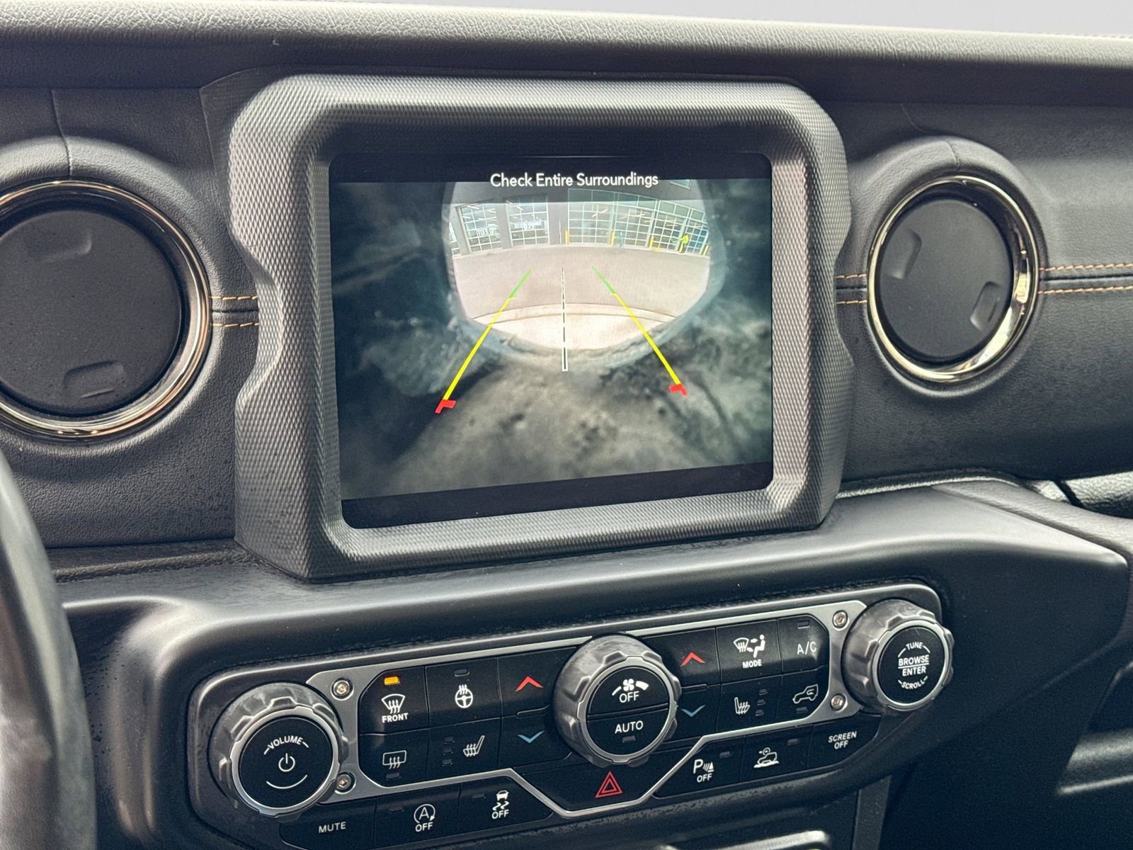 Used 2022 Jeep Wrangler Unlimited Sahara AWD/4WD image 32