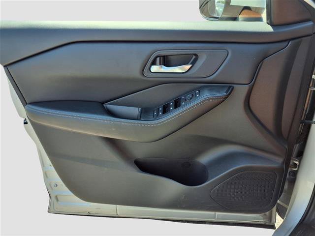 Used 2025 Nissan Rogue SV AWD/4WD image 15