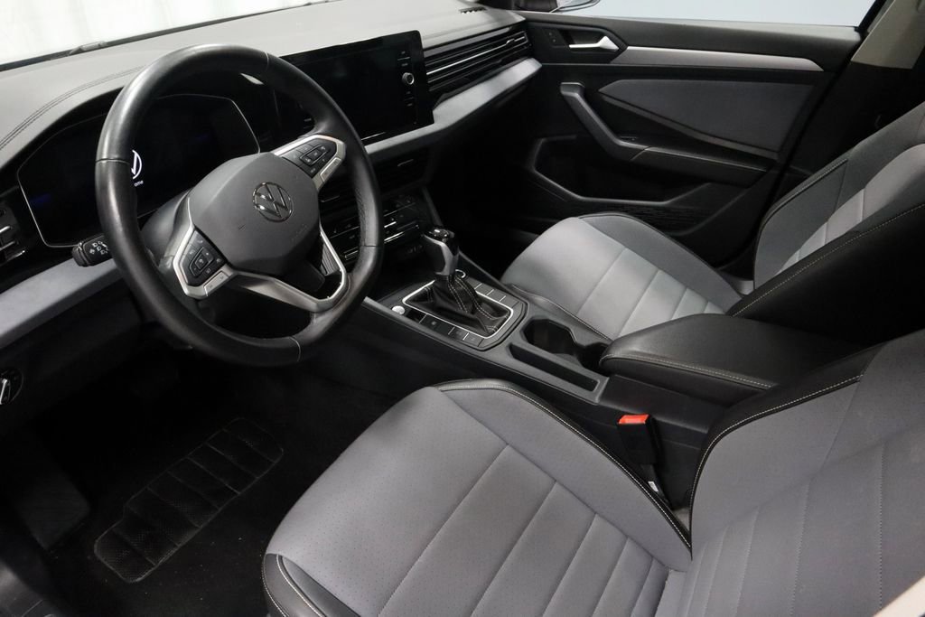 Used 2025 Volkswagen Jetta SE image 23
