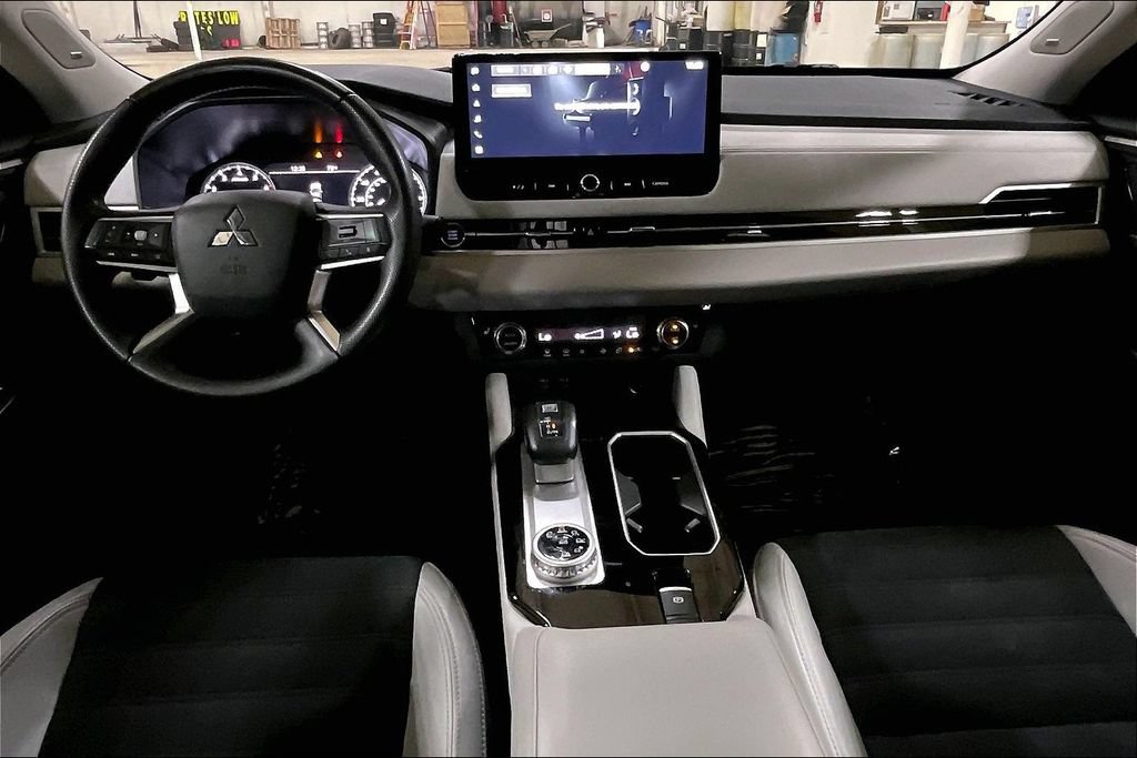 Used 2025 Mitsubishi Outlander SE AWD/4WD image 14