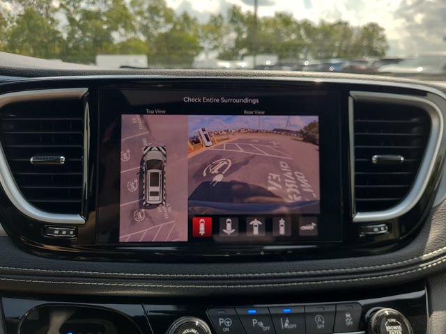 Used 2025 Chrysler Pacifica Limited FWD image 30