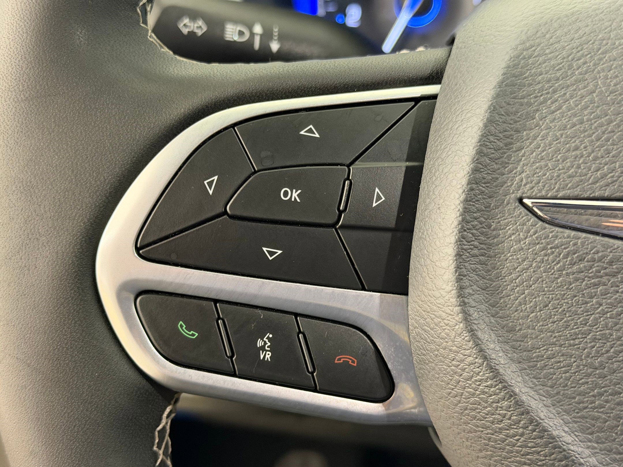 Used 2025 Chrysler Pacifica Select image 15