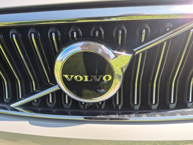 Used 2025 Volvo XC40 B5 Core AWD/4WD image 36
