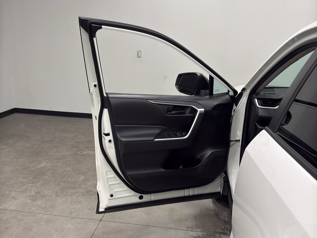Used 2022 Toyota RAV4 LE image 9