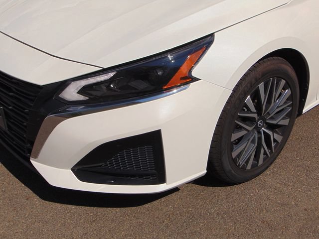 Used 2025 Nissan Altima 2.5 SV FWD image 2