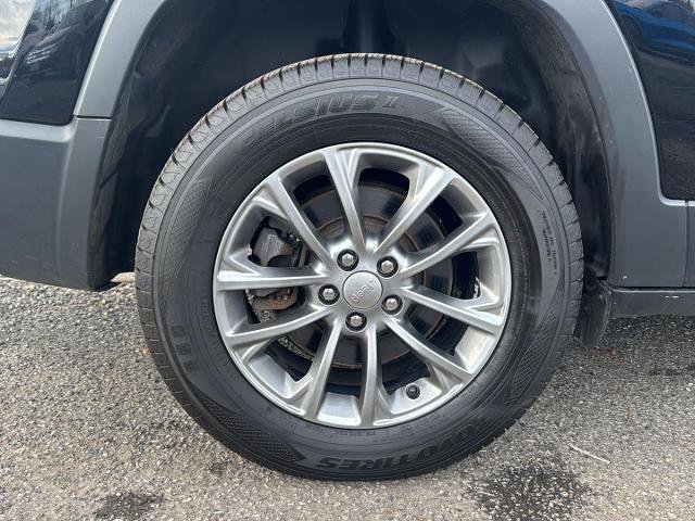 Used 2019 Jeep Cherokee Latitude Plus w/ Comfort/Convenience Group image 28